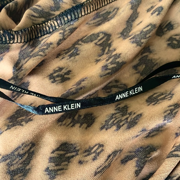 Anne Klein leopard print wrap dress. Ties at the side. Size 8. Never worn. - Picture 5 of 5